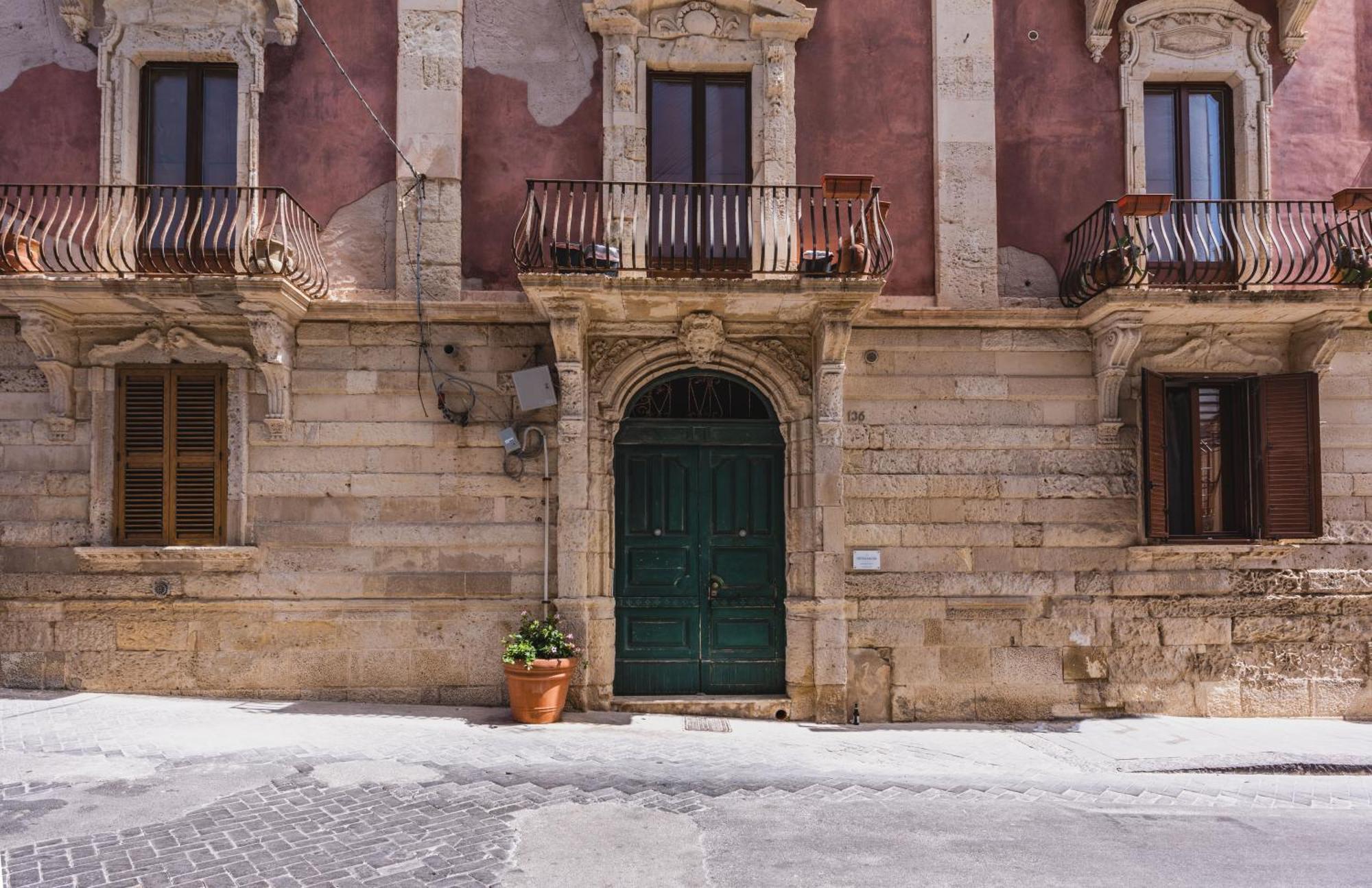 Palazzo Bozzanca Apartments By Wonderful Italy Сиракуза Екстериор снимка