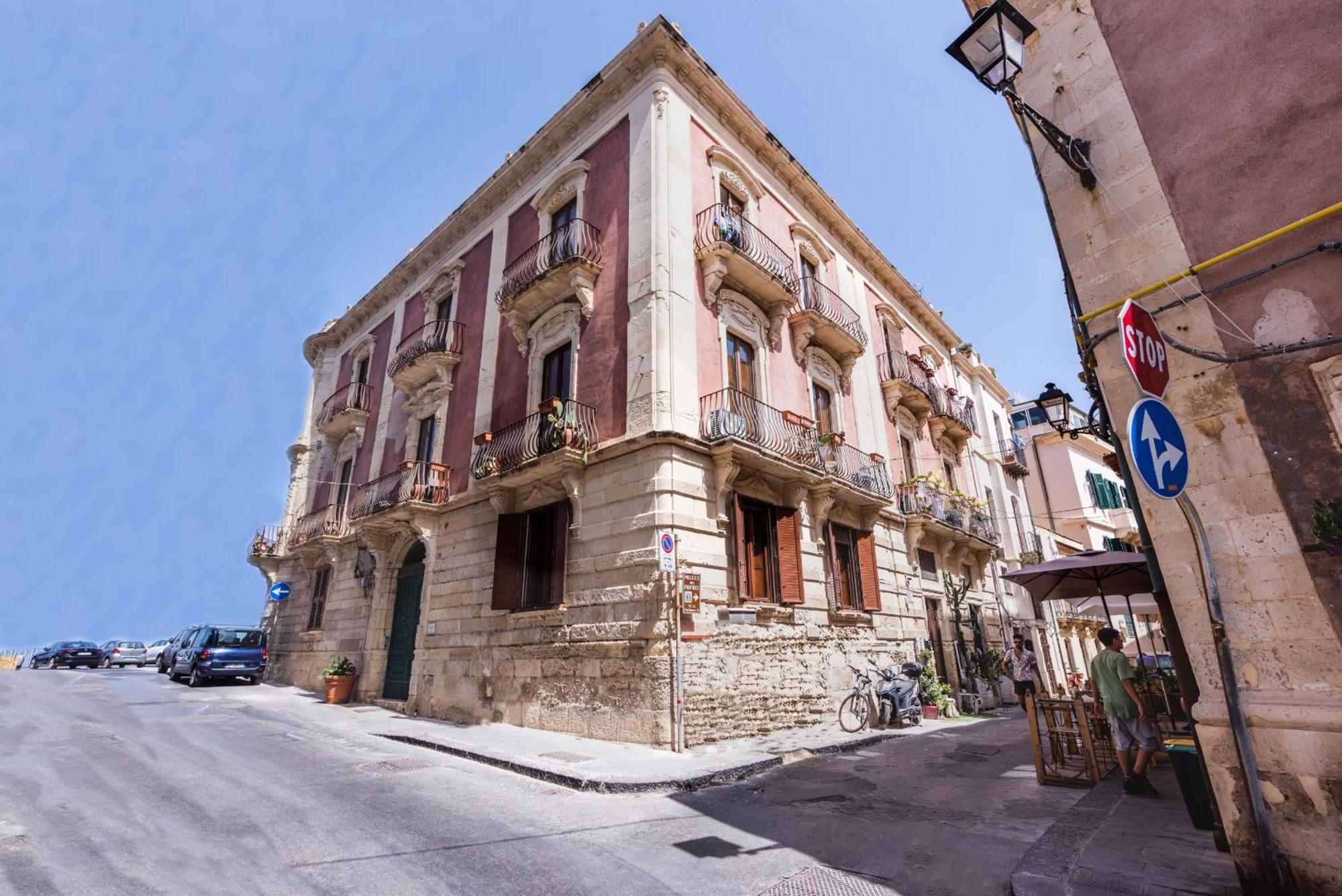 Palazzo Bozzanca Apartments By Wonderful Italy Сиракуза Екстериор снимка