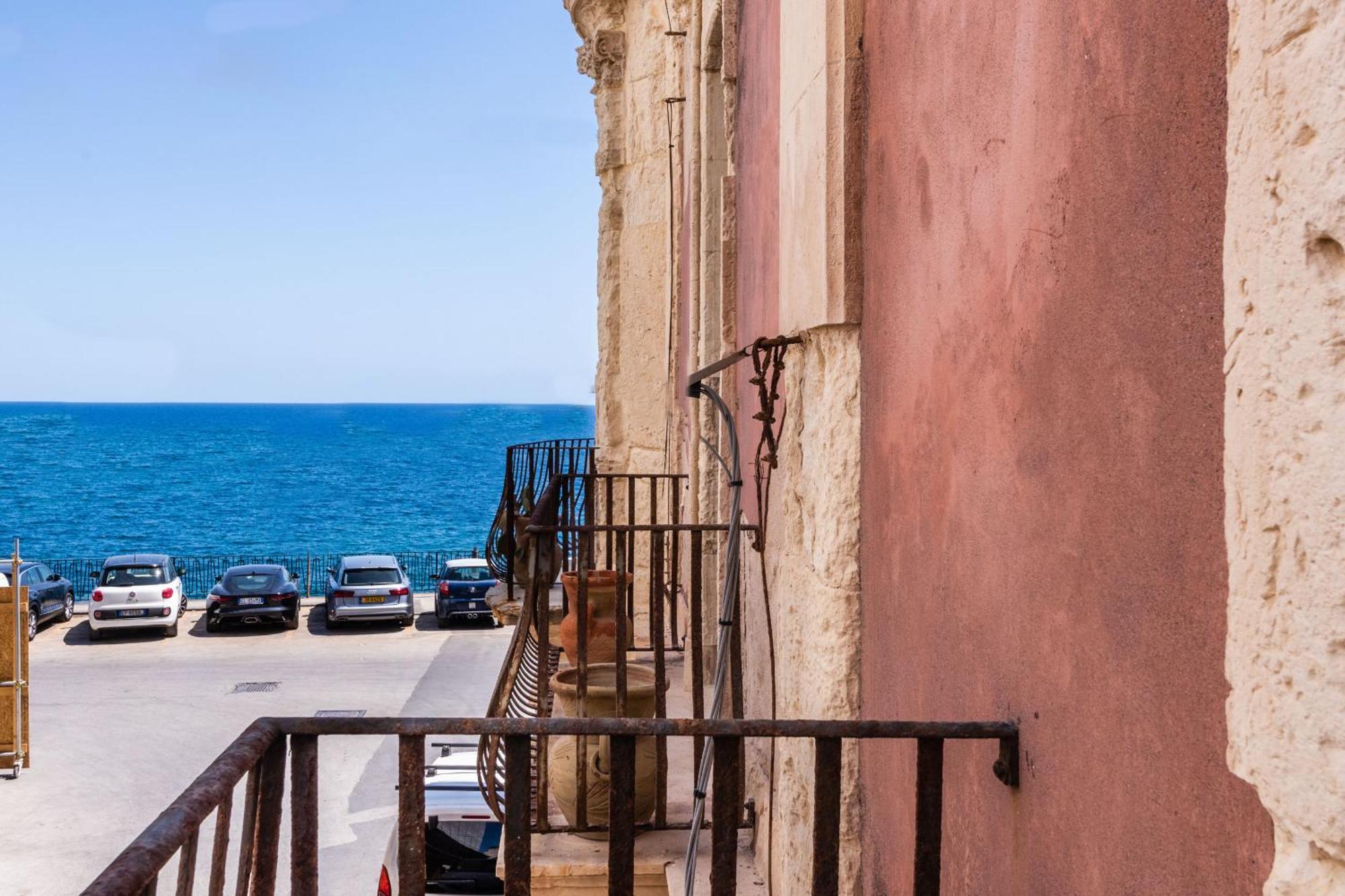 Palazzo Bozzanca Apartments By Wonderful Italy Сиракуза Екстериор снимка