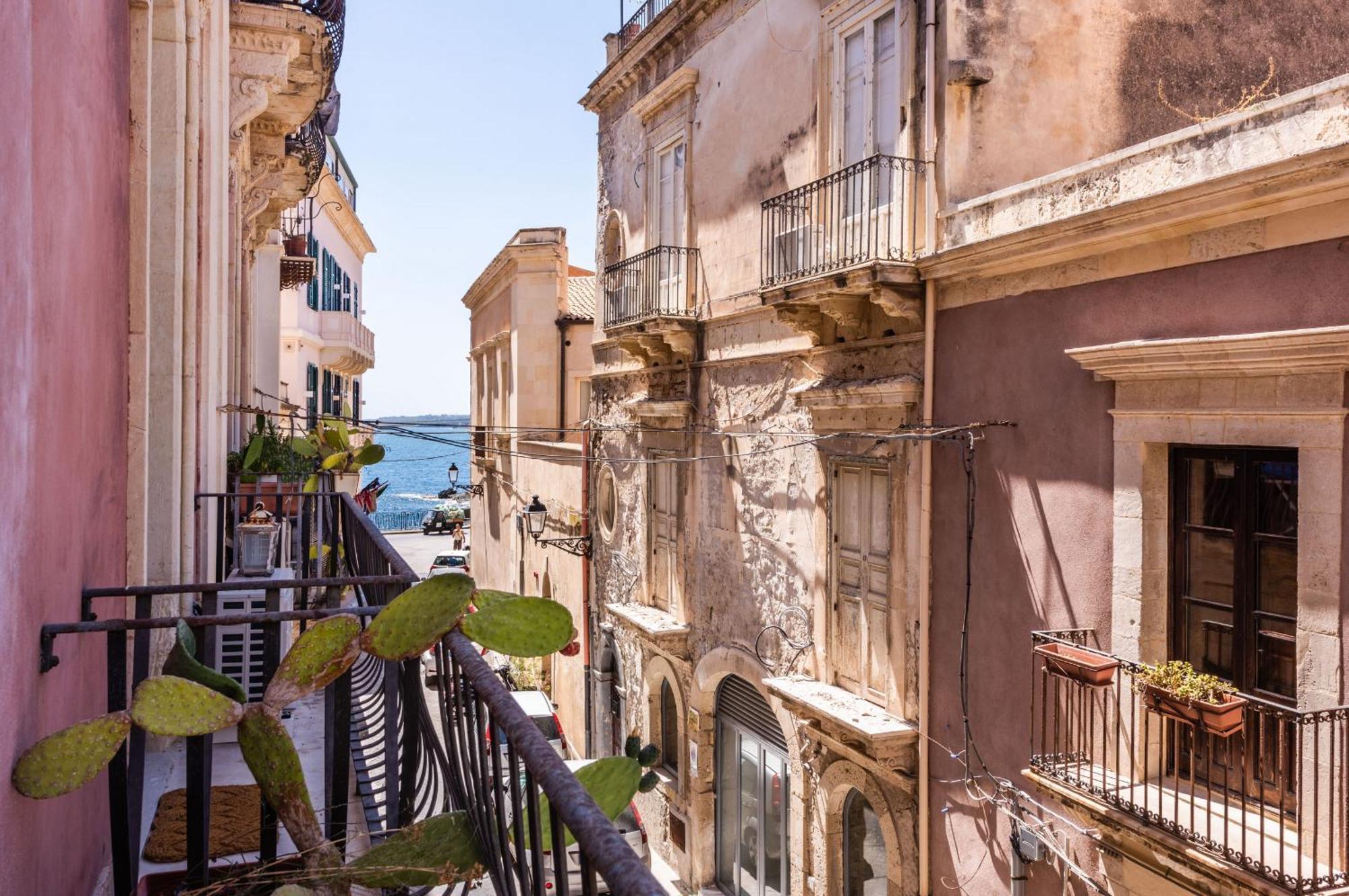 Palazzo Bozzanca Apartments By Wonderful Italy Сиракуза Екстериор снимка